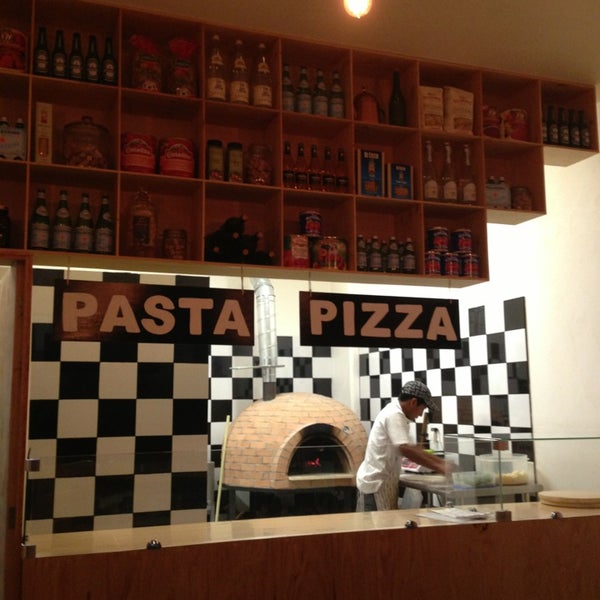 รูปภาพถ่ายที่ Margherita Pizza &amp; Vino โดย Ana G. เมื่อ 8/8/2013
