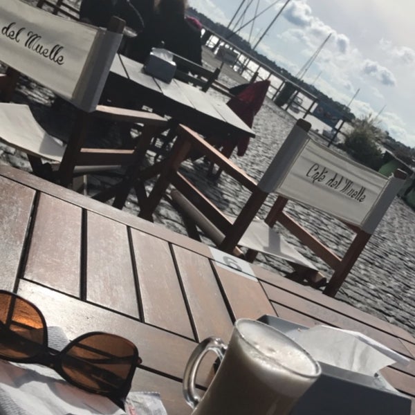 Photo taken at Café del Muelle Viejo by Chivy ✨. on 5/26/2017