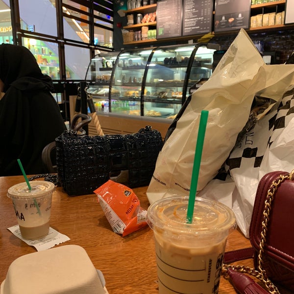 Das Foto wurde bei Starbucks von Aljazi. am 4/28/2019 aufgenommen