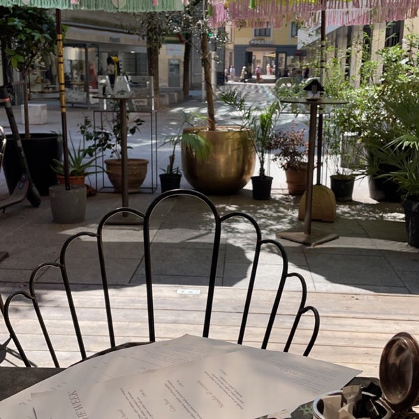 Foto diambil di Caffè Mauri oleh Alhanouf . pada 5/27/2022