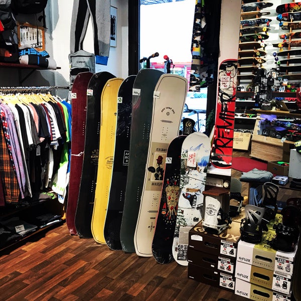 2/17/2019 tarihinde Tom S.ziyaretçi tarafından UrbanBoarding Longboard und Skateboard Shop'de çekilen fotoğraf