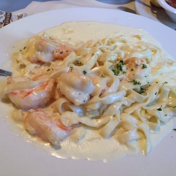 Foto diambil di Canali&#39;s Italian &amp; American Restaurant oleh Derek R S. pada 11/9/2019