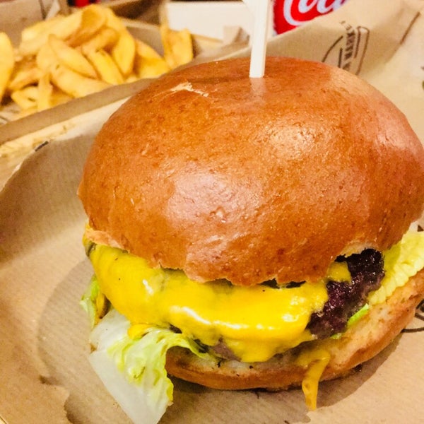 Foto scattata a Burger Market - Király u. da Meshari A. il 6/23/2019