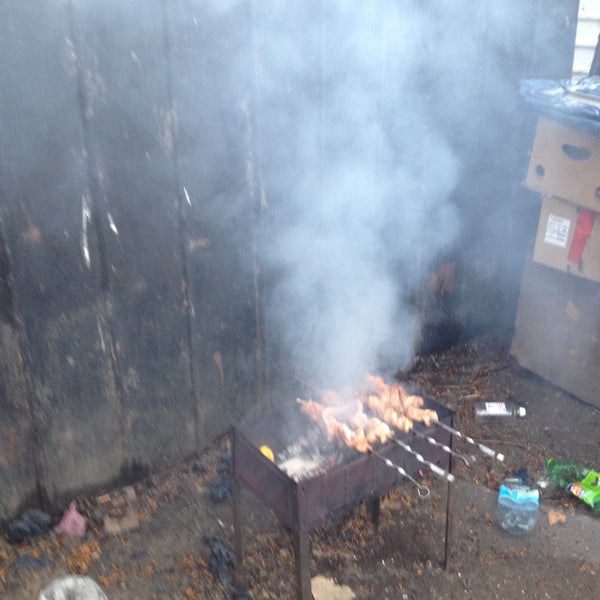 Шашлыки на природе. Шашлычок в гараже. Уголек гвардейск шашлычная. Жарят в москве шашлыки. Шашлык на природе у озера.