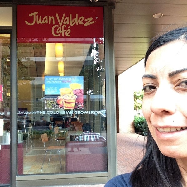 รูปภาพถ่ายที่ Juan Valdez Cafe โดย Angie A. เมื่อ 7/19/2013