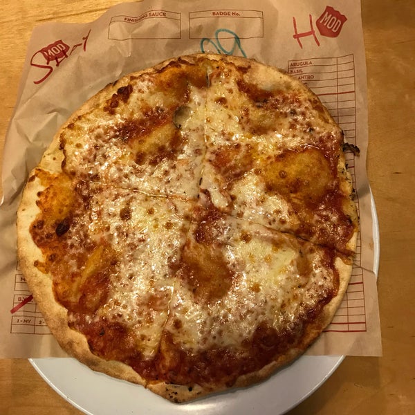 Foto tomada en MOD Pizza  por Shay T. el 6/4/2018