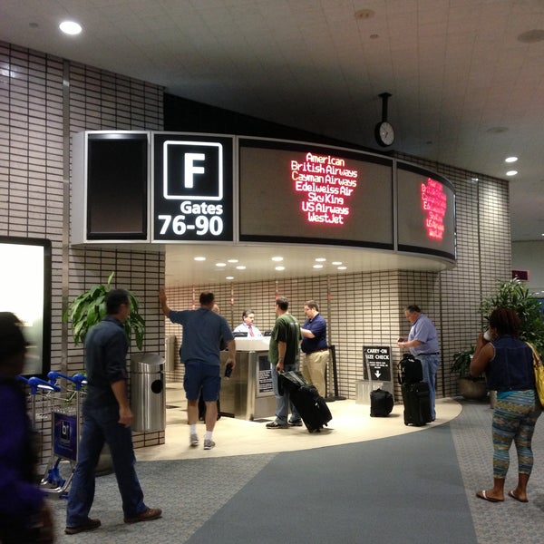 Foto tirada no(a) Tampa International Airport (TPA) por Shay T. em 4/18/2013
