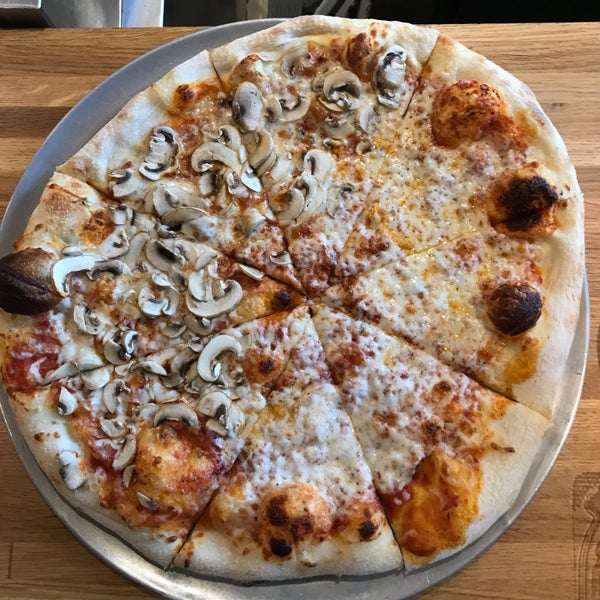 Foto tirada no(a) Spartan Pizza por Shay T. em 7/18/2017