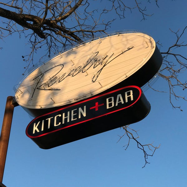 Foto tirada no(a) Revelry Kitchen + Bar por Shay T. em 3/31/2018