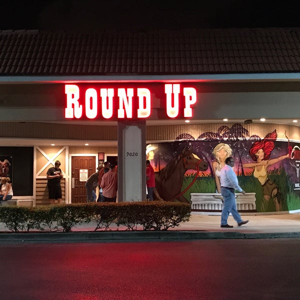 Foto tomada en Round Up Country Western Night Club &amp; Restaurant  por Martina S. el 5/21/2017