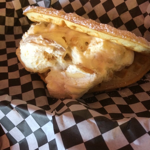 Das Foto wurde bei Butter And Zeus Waffle Sandwiches von Dany am 3/27/2015 aufgenommen