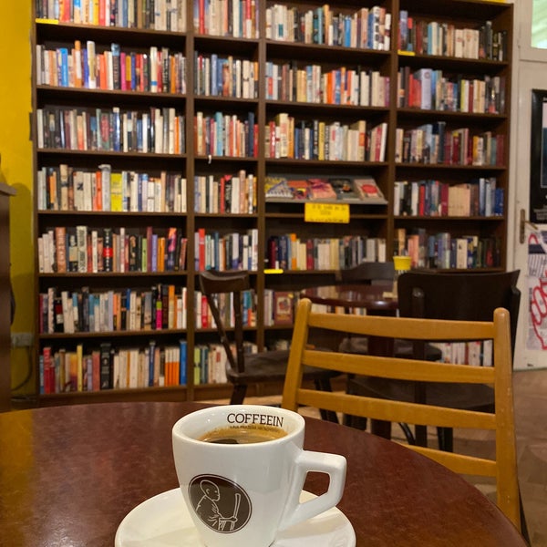 11/13/2019에 𝐀𝐛𝐝𝐮𝐥𝐥𝐚𝐡 | 𝗢𝗦𝗠님이 Eleven Books &amp; Coffee에서 찍은 사진