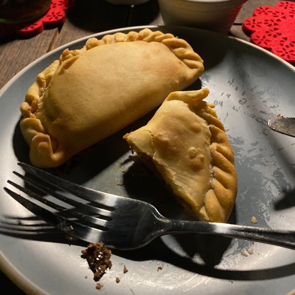 No hay  valet y lugar solo para tres autos. No tenían lomo de pescado. Empanadas muy x pero la molleja extraordinaria