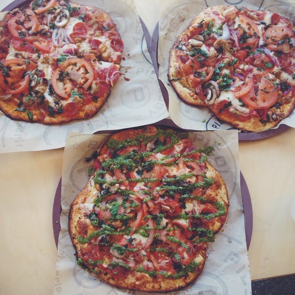 Foto tirada no(a) Pieology Pizzeria por ✌Maryanne D. em 4/7/2014