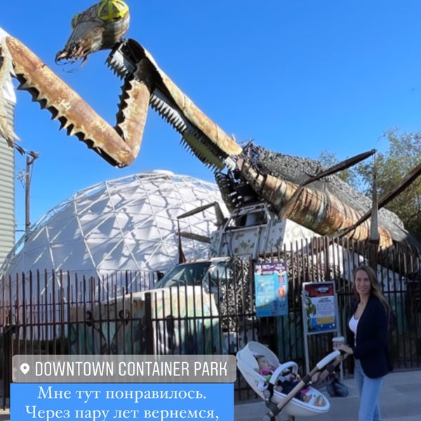 รูปภาพถ่ายที่ Downtown Container Park โดย Tanya K. เมื่อ 10/17/2021