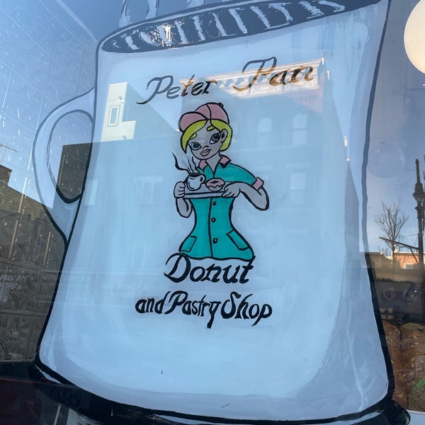 Das Foto wurde bei Peter Pan Donut &amp; Pastry Shop von Danielle L. am 12/14/2021 aufgenommen
