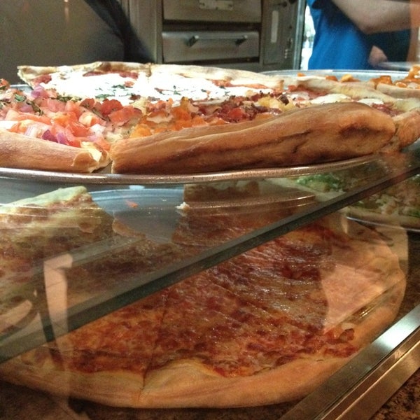 Снимок сделан в Danny&#39;s Pizzeria пользователем Ashlee V. 4/7/2013