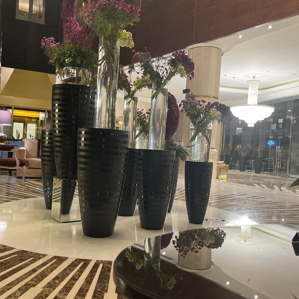 Foto tomada en Millennium Hotel Doha  por Khaled M K. el 5/13/2022