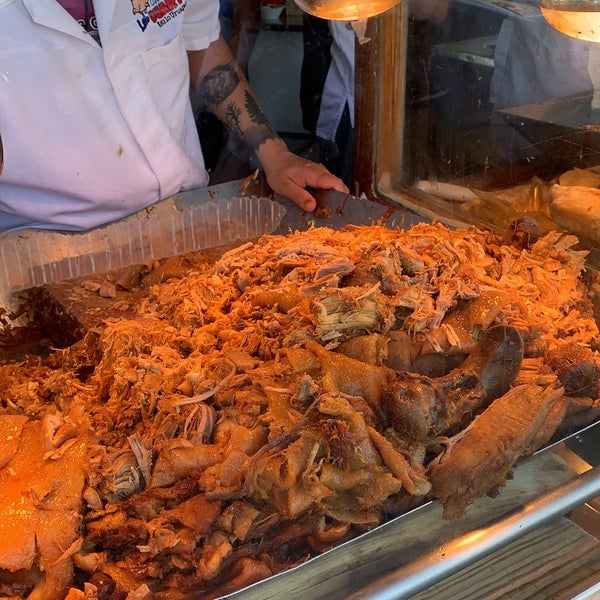 Foto diambil di Carnitas Las Duarte oleh Cesar R. pada 4/17/2021