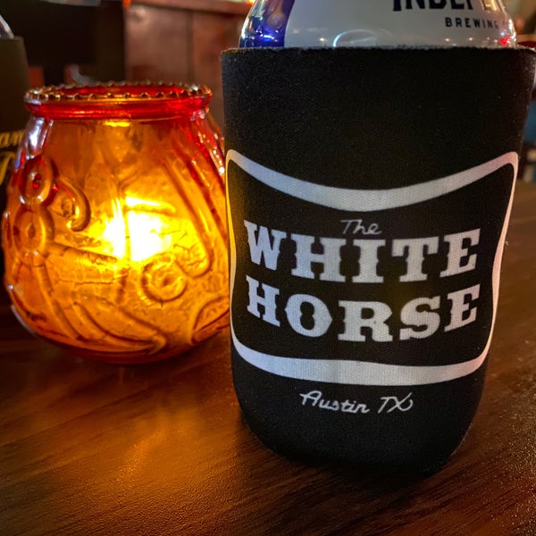 Foto diambil di The White Horse oleh Zoe T. pada 11/30/2020