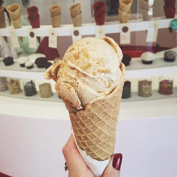 11/21/2015 tarihinde Zoe T.ziyaretçi tarafından Sprinkles Dallas Ice Cream'de çekilen fotoğraf