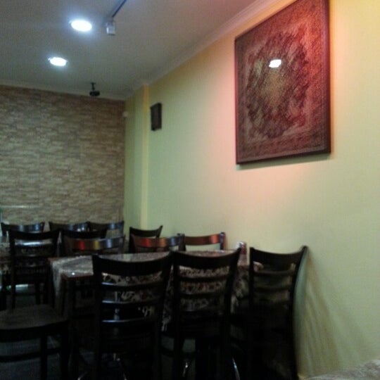 Photo taken at Shiraz Persian Restaurant + Bar رستوران ایرانی شیراز by eqin a. on 11/28/2012
