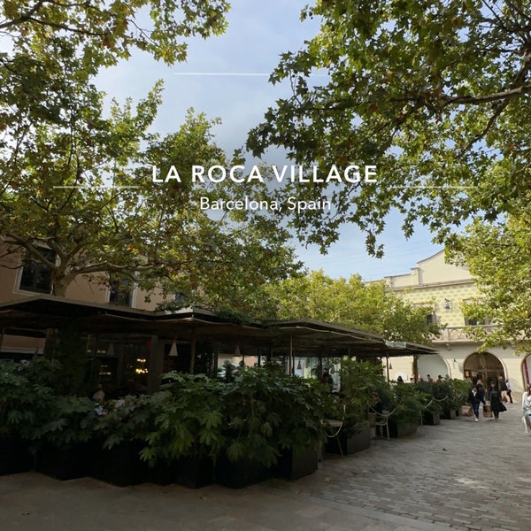 Foto diambil di La Roca Village oleh ZĮAD 🪐 pada 10/31/2023