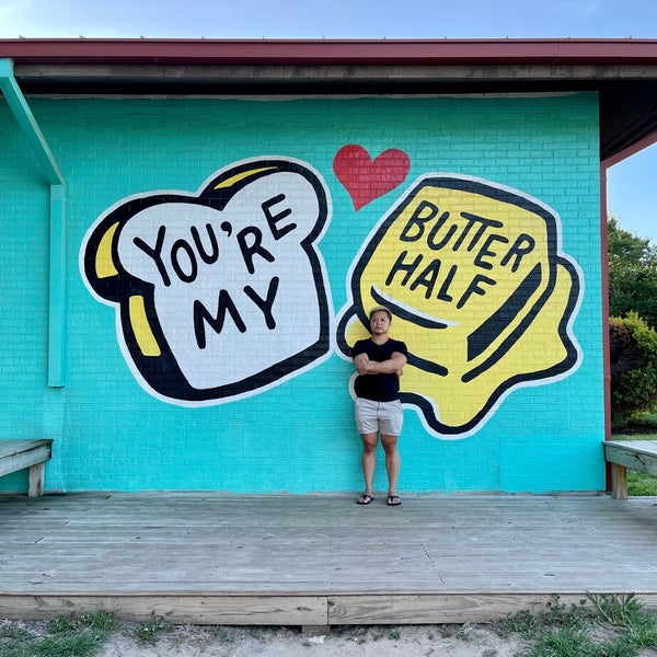 Foto tirada no(a) You&#39;re My Butter Half (2013) mural by John Rockwell and the Creative Suitcase team por Minh N. em 6/26/2021