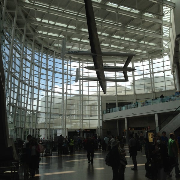 6/16/2013 tarihinde Trish K.ziyaretçi tarafından Seattle-Tacoma International Airport (SEA)'de çekilen fotoğraf