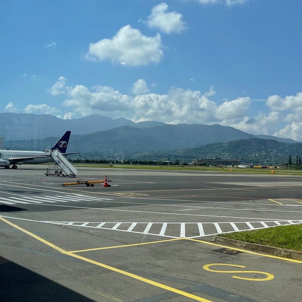 Аэропорт батуми фото. Аэропорт батуми. Батумский международный аэропорт. Такси батуми аэропорт. Аэропорт батуми.