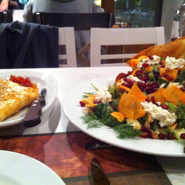 Foto tirada no(a) Koukounari Restaurant por Kostas K. em 5/16/2014