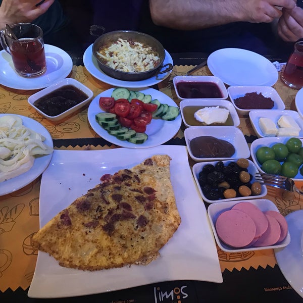 Foto scattata a Limos Cafe da jsj il 6/3/2019
