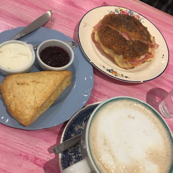 Muy buena relación precio - calidad. Rico todo, la carta es variada. Ideal para brunch, desayuno o merienda. Para mejorar: la decoración del lugar.