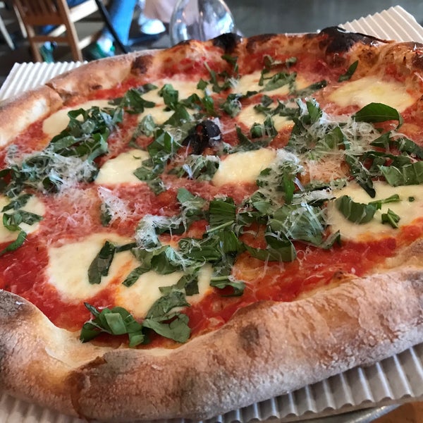 Снимок сделан в Howie&#39;s Artisan Pizza пользователем Eiji K. 2/10/2018