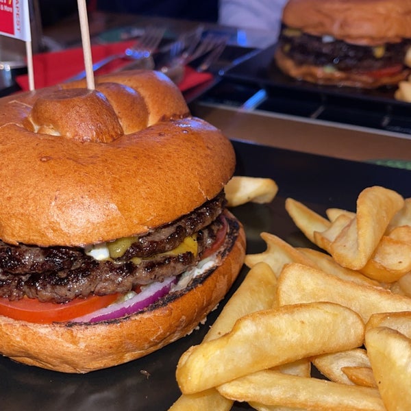 Снимок сделан в Lucky 7 Burgers &amp; More пользователем Faisal 1/31/2023