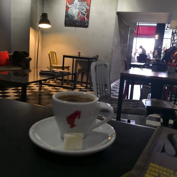 รูปภาพถ่ายที่ Page Cafe &amp; Gallery โดย Çağla เมื่อ 2/3/2019