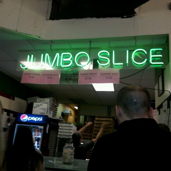 รูปภาพถ่ายที่ Jumbo Slice Pizza โดย Laura D. เมื่อ 4/26/2013