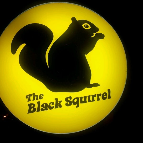 รูปภาพถ่ายที่ The Black Squirrel โดย Laura D. เมื่อ 4/26/2013