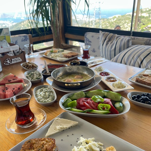 Das Foto wurde bei MMK Yeldeğirmeni Restaurant Yalıkavak von ABDULAZIZ am 9/6/2022 aufgenommen