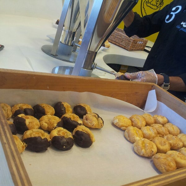 Foto diambil di Beard Papa&#39;s oleh J_MUSALLAM pada 6/17/2013