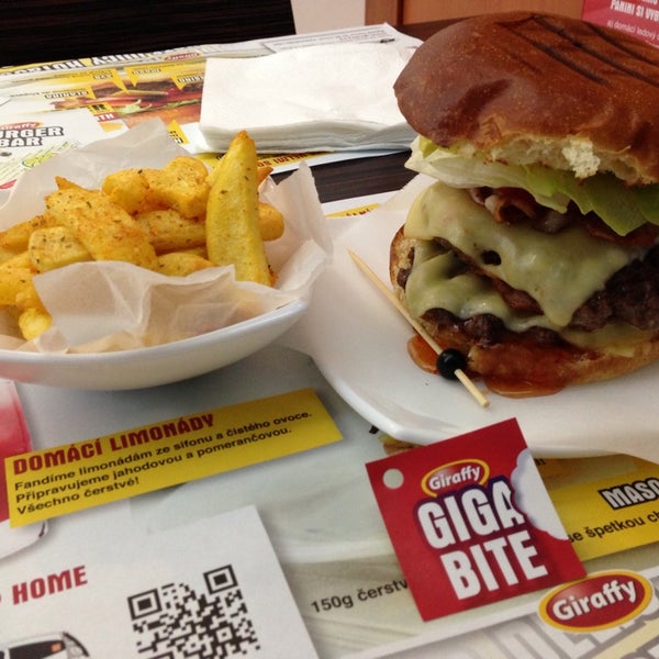 6/27/2013 tarihinde Tomáš K.ziyaretçi tarafından Giraffy Burger Bar'de çekilen fotoğraf