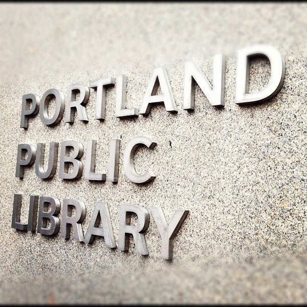 รูปภาพถ่ายที่ Portland Public Library - Main Branch โดย Andy P. เมื่อ 10/4/2012