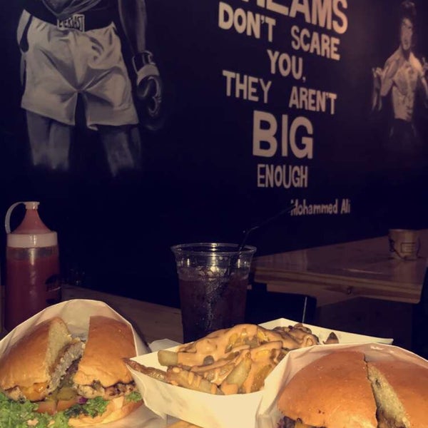 Foto scattata a Burger On 16 da Fahad K. il 8/11/2019