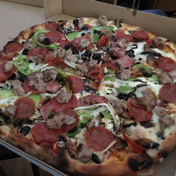 Foto tomada en Victor&#39;s Pizza  por Yoko M. el 7/19/2018