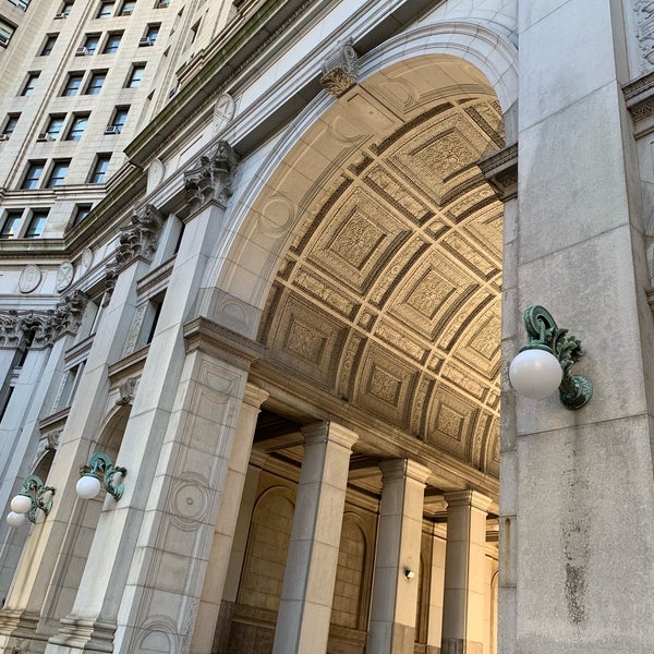 Foto diambil di Manhattan Municipal Building oleh Jon K. pada 3/24/2019