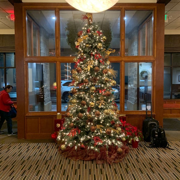 Photo taken at The INN at Gig Harbor by Jon K. on 12/27/2018