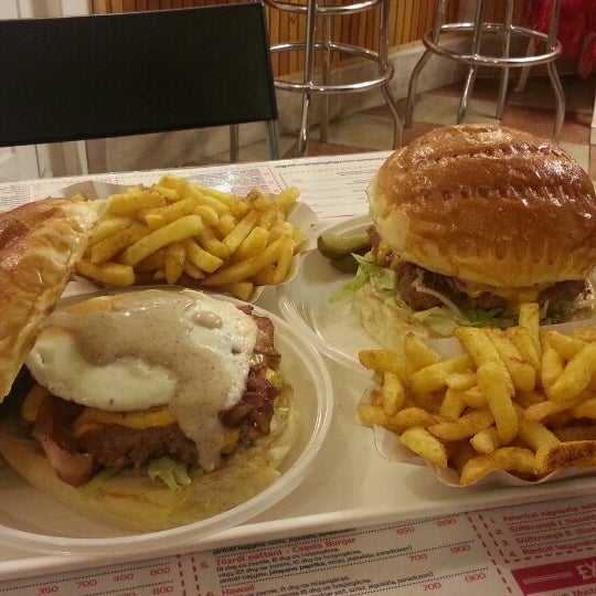Foto diambil di Big Daddy Burger Bár oleh Levente L. pada 12/16/2013