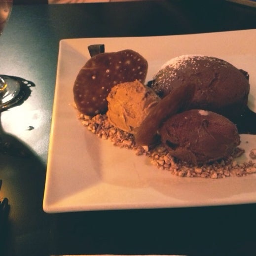 2/27/2014에 Katie N.님이 Finale Desserterie &amp; Bakery에서 찍은 사진