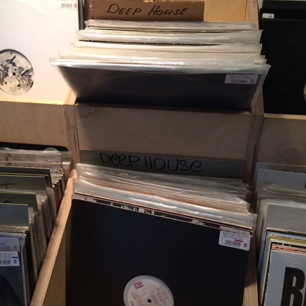 Foto tirada no(a) Baza Record Shop por Grigorio S. em 4/19/2015