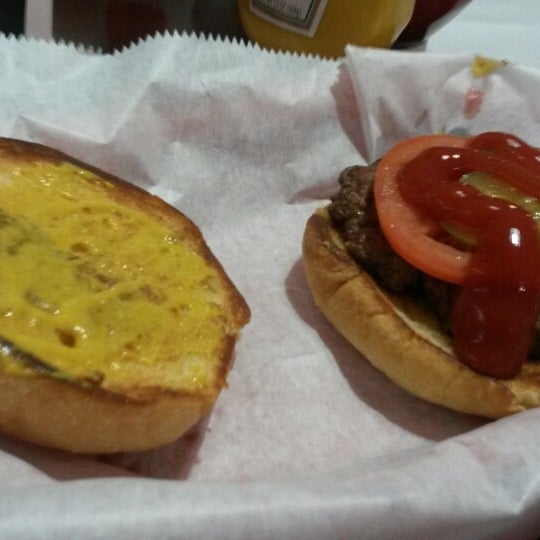 Das Foto wurde bei Beth&#39;s Burger Bar von Nallely M. am 7/10/2014 aufgenommen